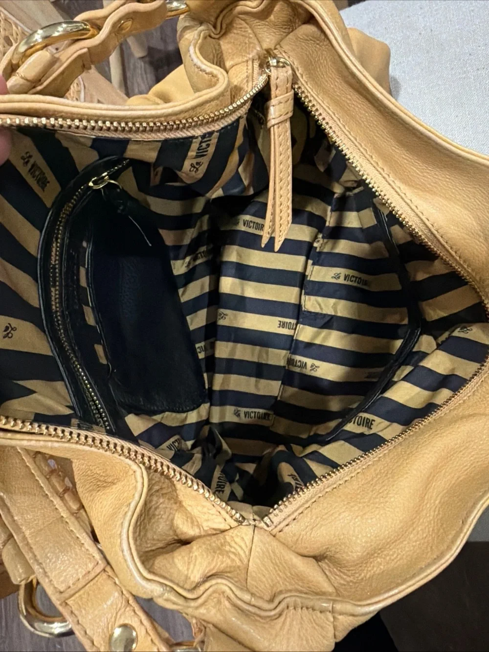 LA VICTOIRE LEATHER SHOULDER BAG BeigeTUMBLED PURSE SUPER SOFT